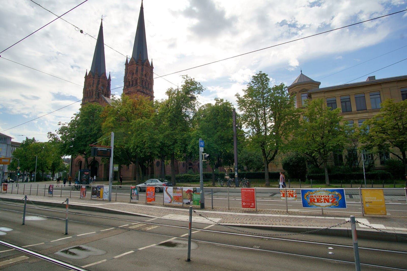 St. Johann (Wiehredom) in Freiburg - neoromantische Pfarrkirche von 1899 mit zwei Türmen über der Eingangsapsis